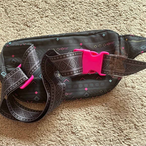 NEW WITH TAG Disney Animations Studios and KUGALI'S IWÁJÚ Logo Woven Belt Bag - Picture 2 of 4